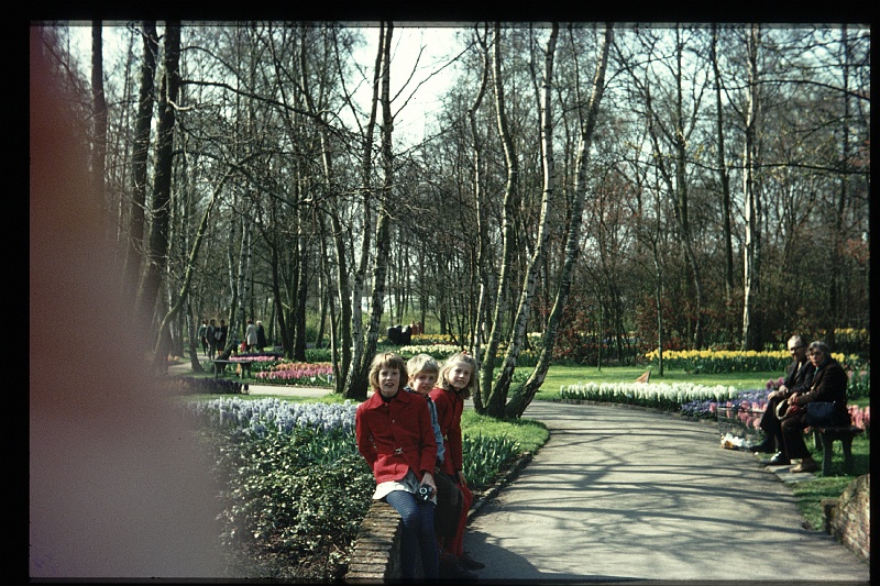 32.Keukenhof apr 1973 Brigitte,Marion,Peter.JPG